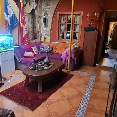 Petro's Antique House منزل للإقامة