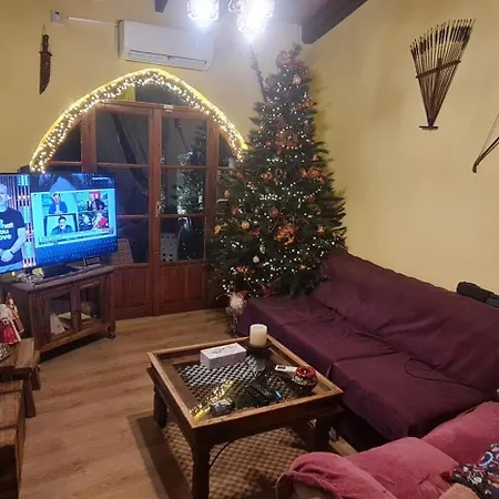 Petro's Antique House منزل للإقامة